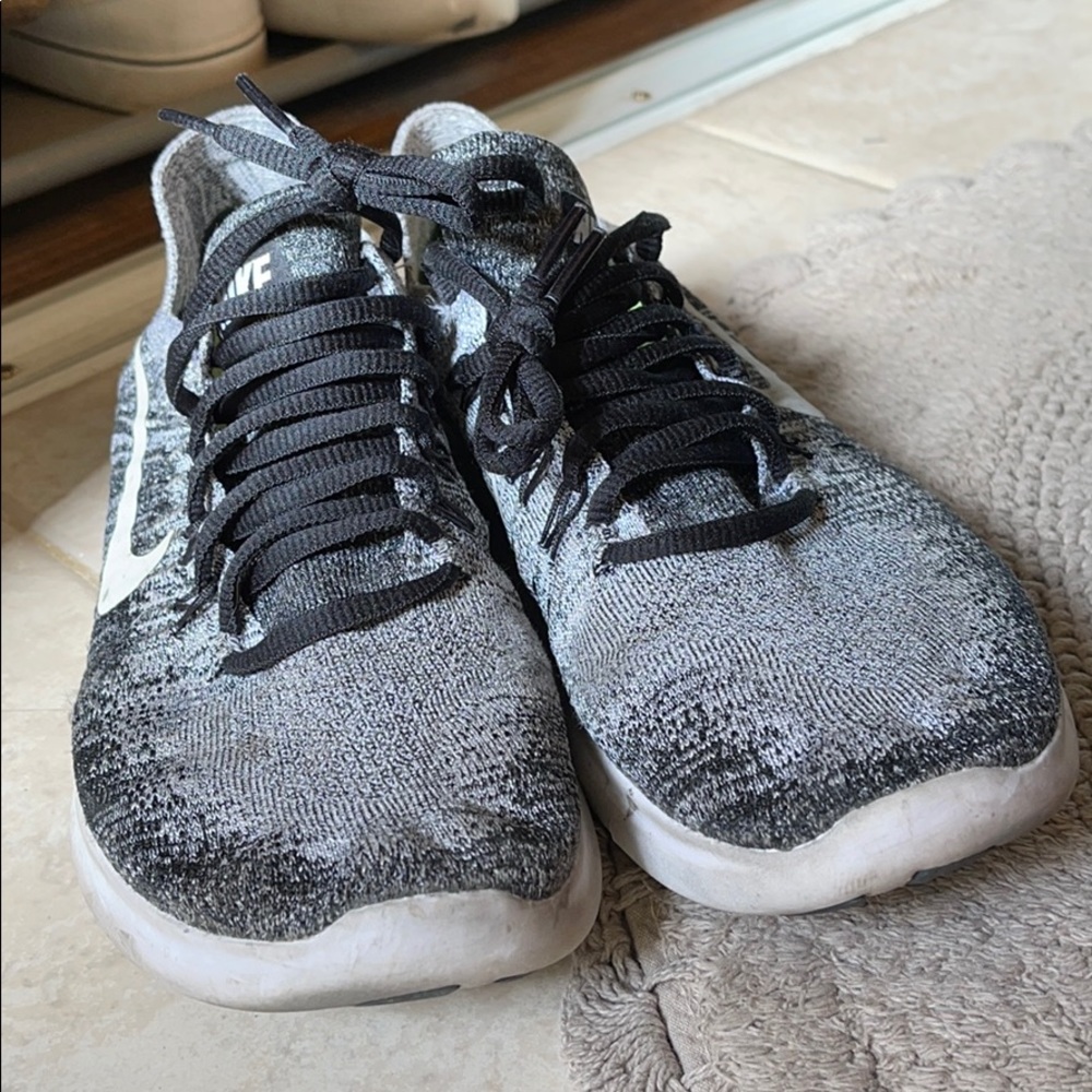 Black and white Nike free rn flyknit